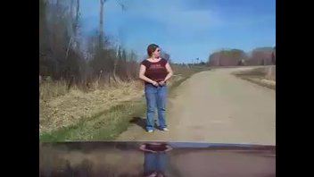 Жена перед машиной