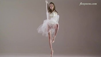 Балерина Ксюша Завитуха сняла платье представ во всей красе