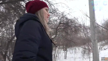 Русский  публичный минет блондинки в парке зимой