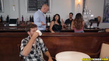 В баре, пьяный муж смотрит, как толстожопая жена сосет и трахает гигантский челн бармена Алисия (Alicea)