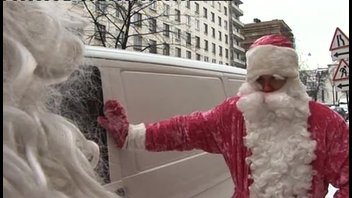 Пьяные Деды Морозы трахают Снегурочку шлюху