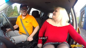 Молодой инструктор по вождению трахает прямо в машине толстую мамашу с дойками Леси Старр (Lacey Starr)