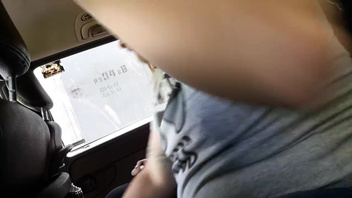 19-летняя Анюта сосет у пузатого папика в машине
