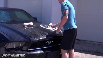 Темнокожий сосед помог смазливому парню помыть его машину