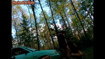 Установив видеокамеру на пень в лесу, молодая пара заналась сексом у машины