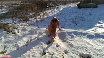 Русская женщина лежит голой на снегу после бани